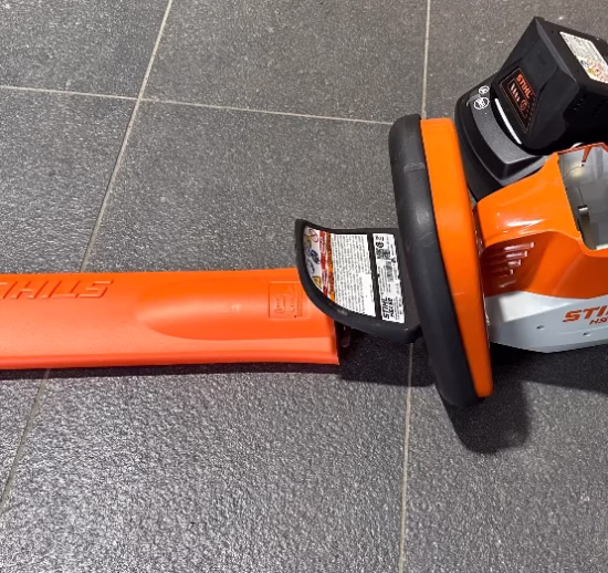 Taille-haie STIHL HSA 56 usagé – Léger et silencieux pour usage résidentiel